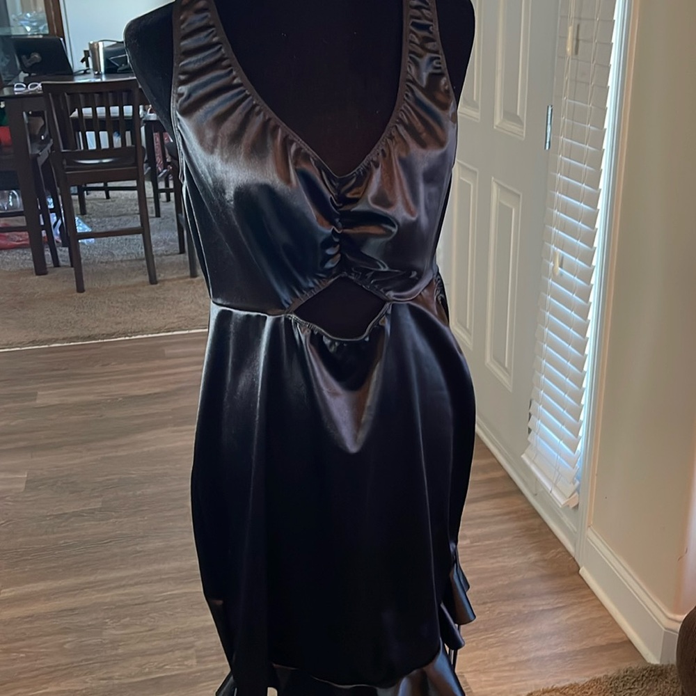 Black Sleeveless Key Hole Dress